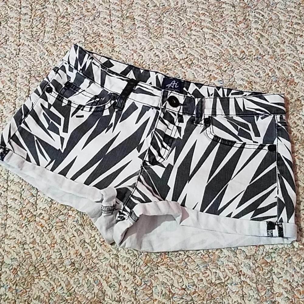 Authentic Icon Geometric Black and White Patterned Rollup shorts Sz 26